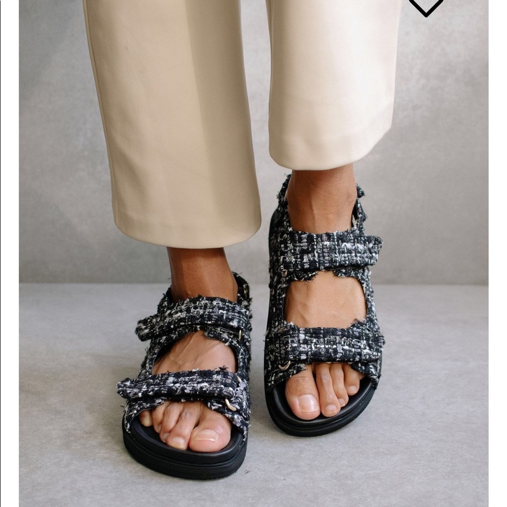 Alohas NWT hook loop tweed sandal